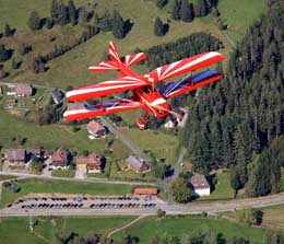 Über Aha am Schluchsee fliegt ein Doppeldecker