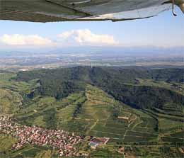 Oberbergen im Kaiserstuhl mit Rebterrassen und dem Totenkopf