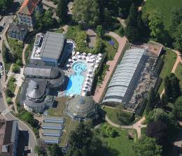 Die Cassiopeia-Therme und Römische Badruine (rechts) in Badenweiler