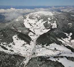 Am Fue des Belchen liegt Neuenweg. Rechts im Schnee die Sternschanze.