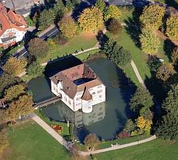 Das Inzlinger Wasserschlo. Einst Adelssitz, heute Rathaus, Restaurant und Gästehaus.