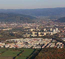 Abendstimmung in Freiburg. Im Vordergrund der neue Stadtteil Rieselfeld