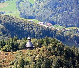 Blick über den Aussichtsturm am Hochkopf hinunter nach Präg.