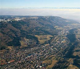 Wehr am Fuße des Hotzenwaldes. Über dem Dunst geht der Blick bis zu den Alpen.