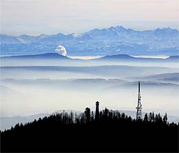 Blick über die Hohe Möhr und den Schweizer Jura zu den Alpen.