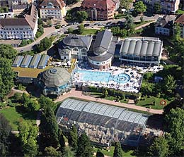 Cassiopeia-Therme und Römerbadruine in Badenweiler aus der Vogelperspektive