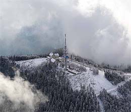 Wolkenverhangen der Gipfel des Hochblauen mit Hotel und Fernsehturm