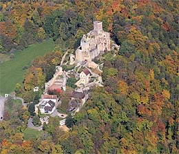 Bei Lörrach: die Burgruine Rötteln im herbstlich gefärbten Wald